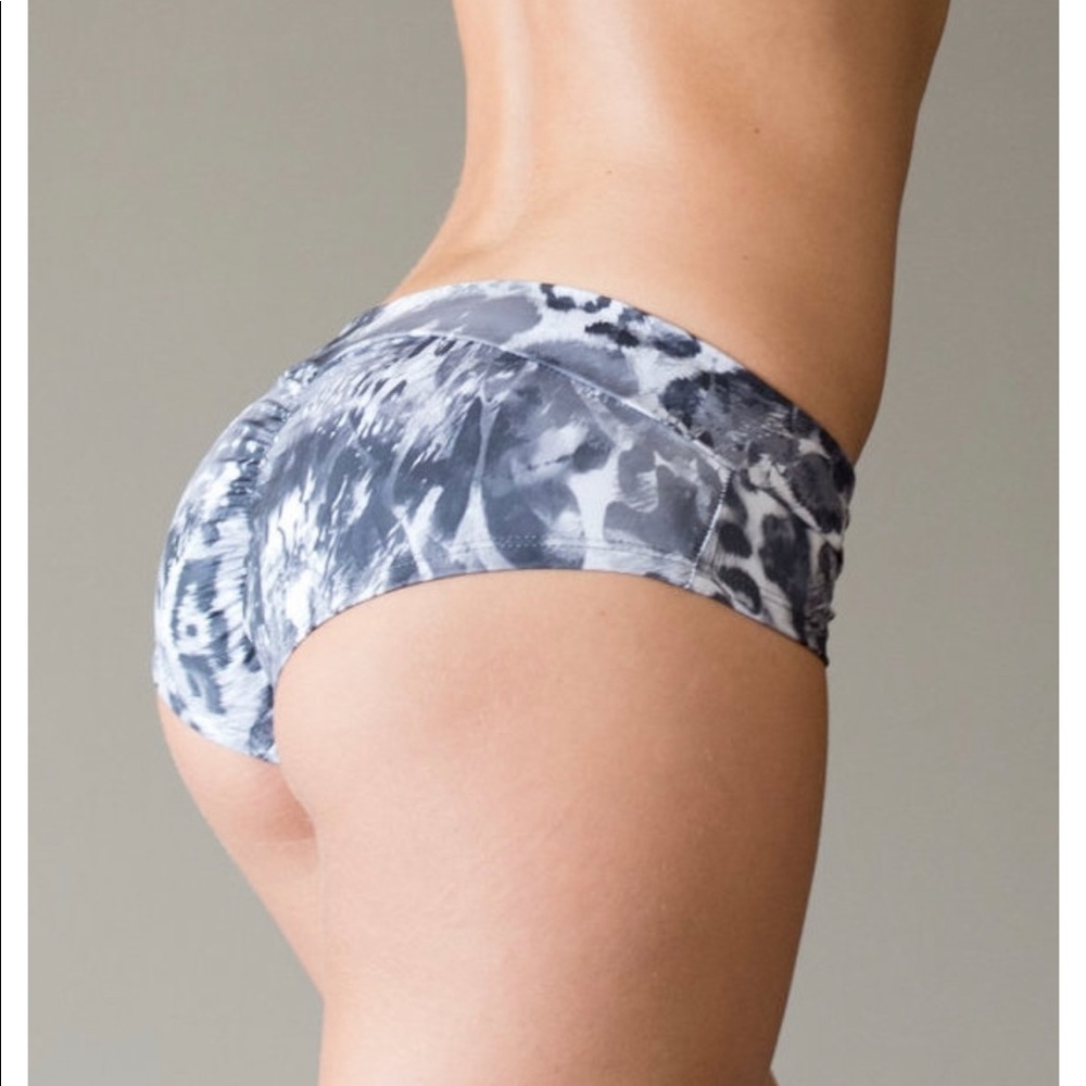 VEKKER LA - Abstract Animal Limited Print V-shorts